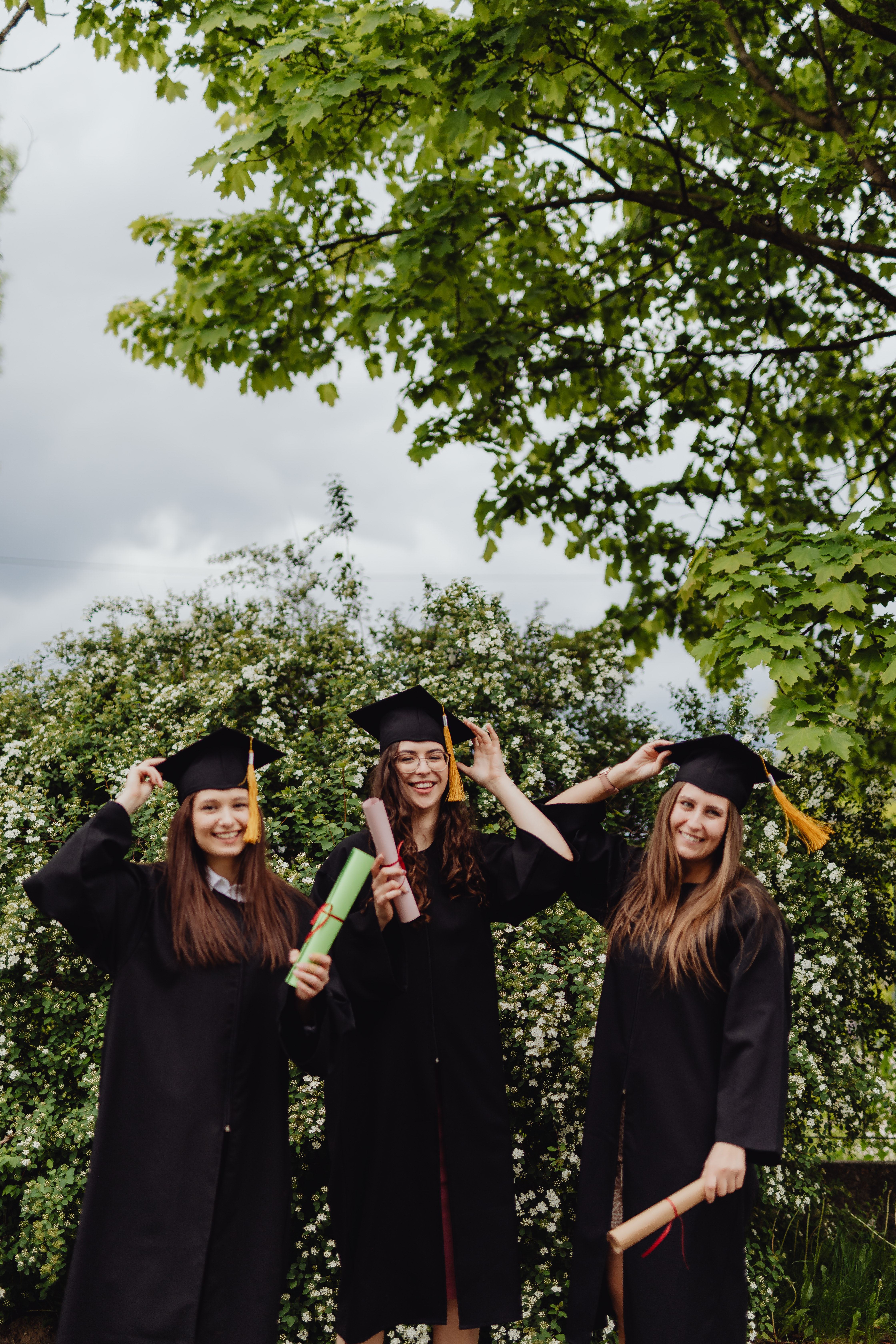 Formatura animada com beca e capelo