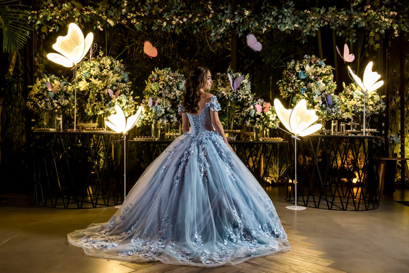 Festa de 15 anos com decoração elegante e debutante em destaque